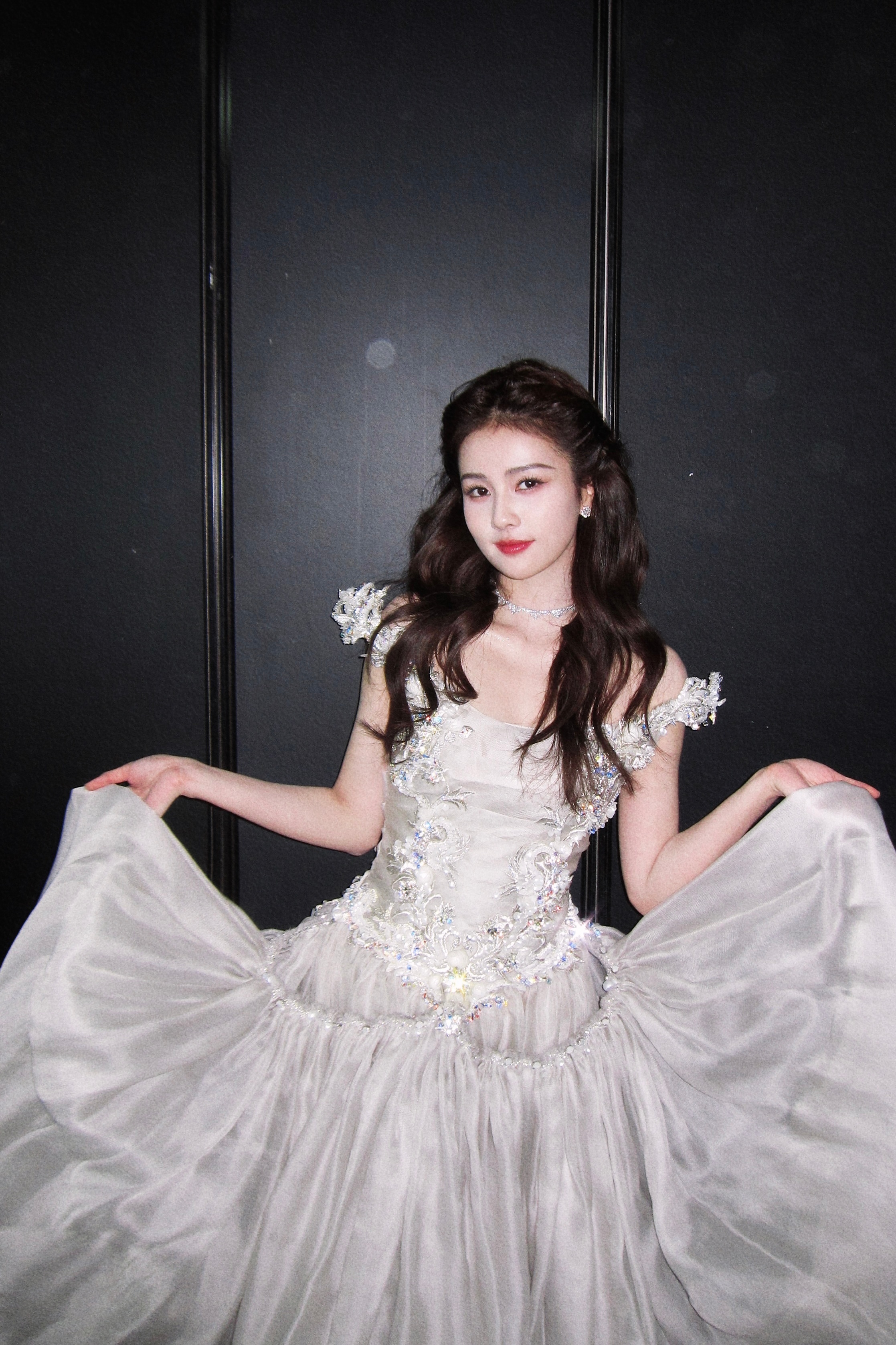 白鹿红毯另一面:公主风造型好像林间小鹿,自带blingbling出场特效