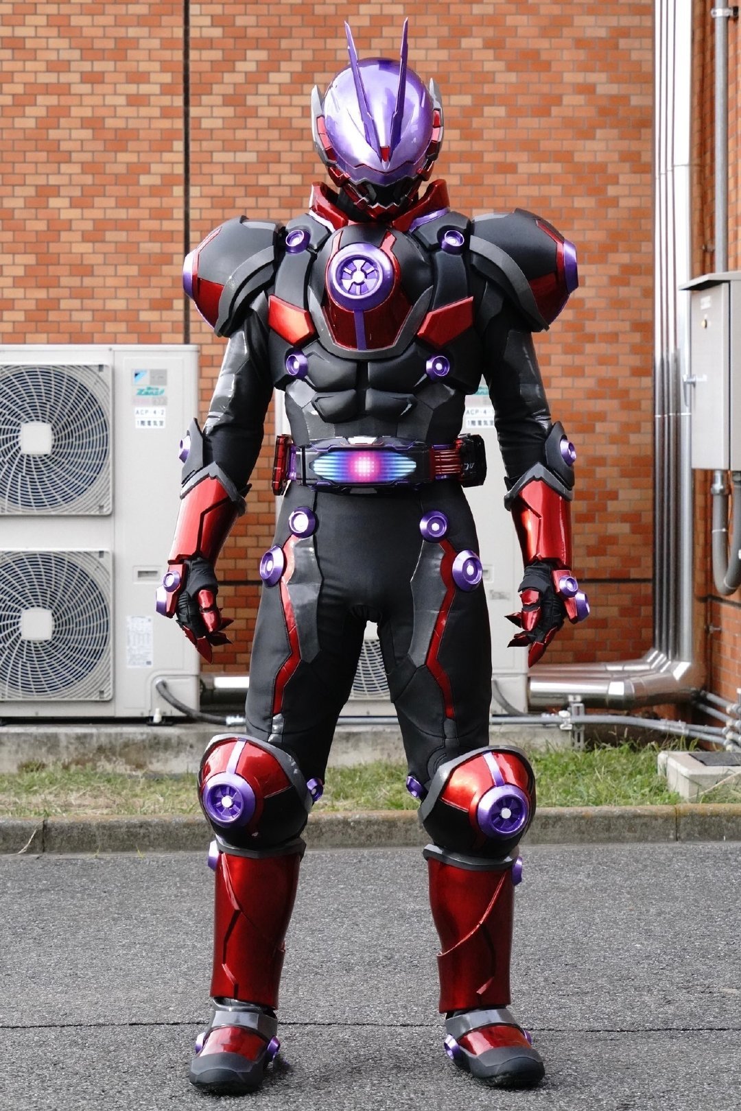 想不到假面骑士极狐第一集中还有假面骑士的皮套演员神前元老师客串